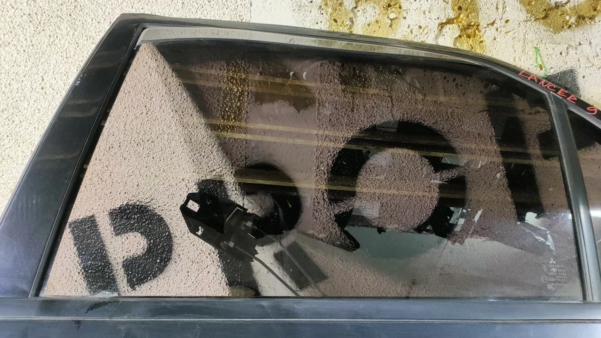 стекло задней левой двери  Мitsubishi Lancer IX