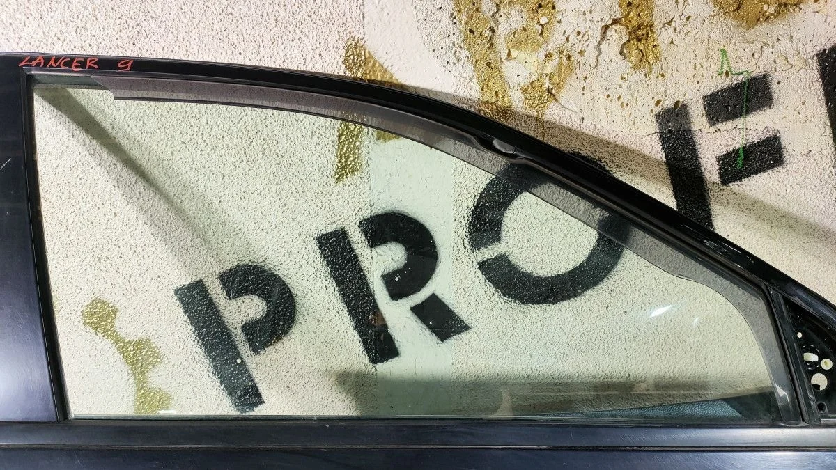 Стекло двери передней правой для Mitsubishi Lancer