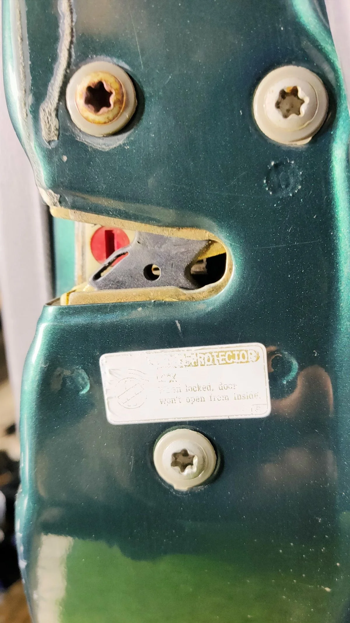 Замок двери задней правой для Toyota Avensis I