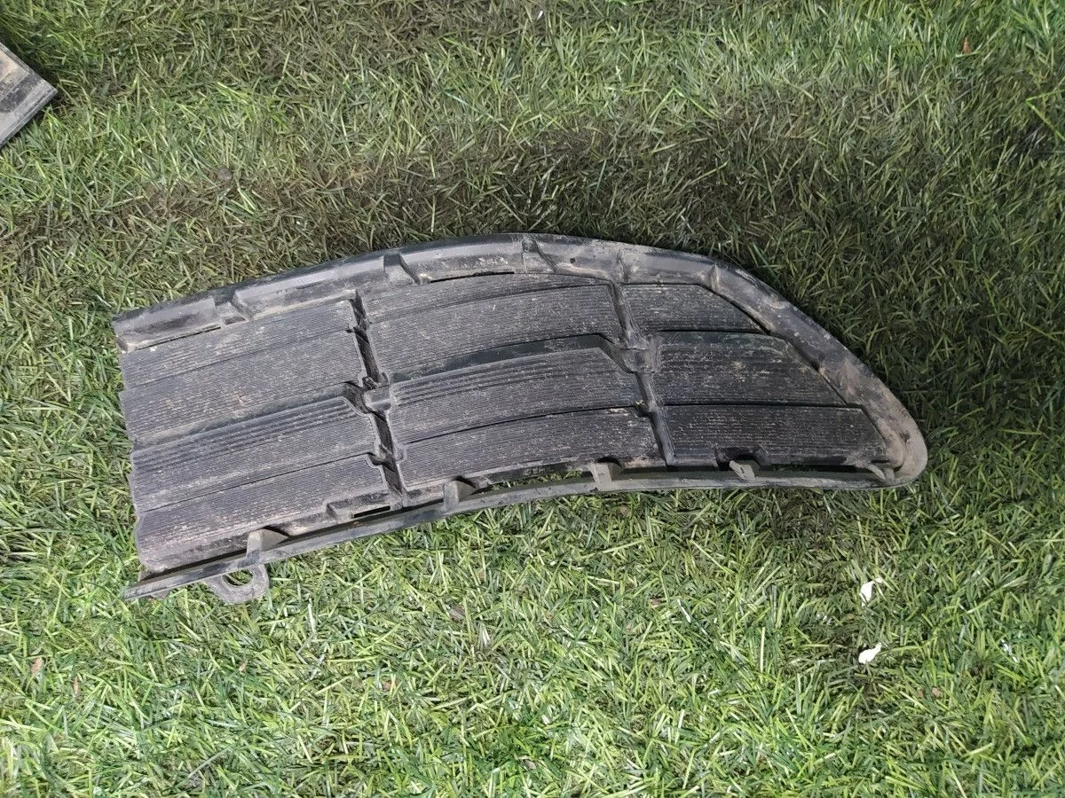 Решетка бампера передняя левая Toyota rav4 40