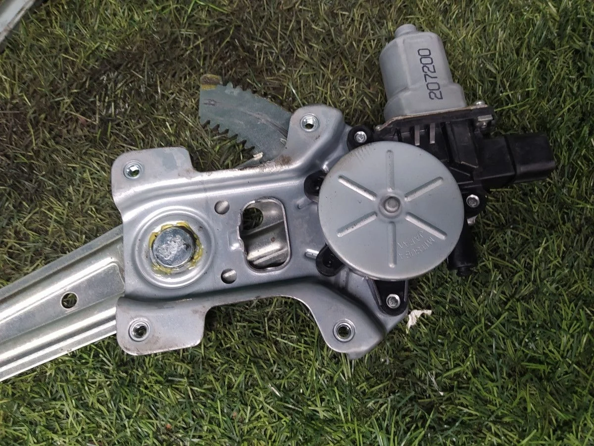 Стеклоподъемник передний левый Mitsubishi Lancer