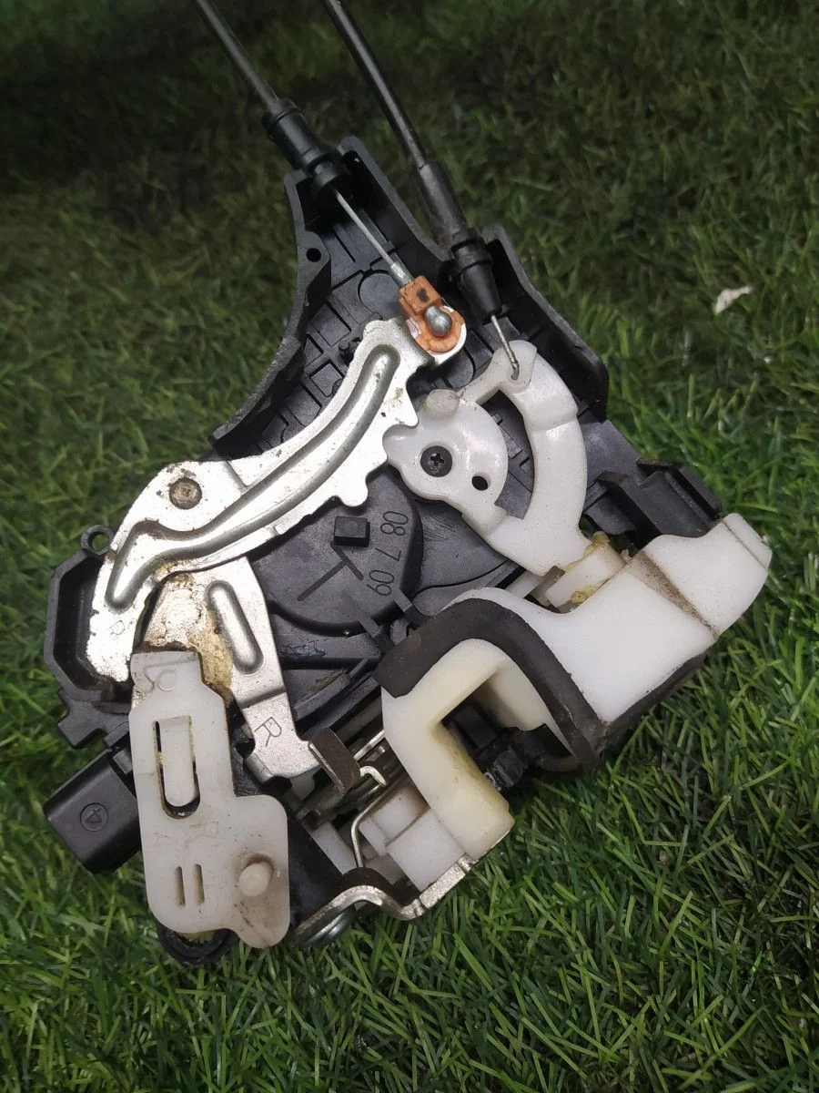 Замок двери задней правой Mitsubishi Lancer 10