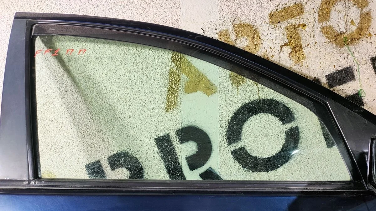 Стекло двери передней правой для Ford Focus (I) I