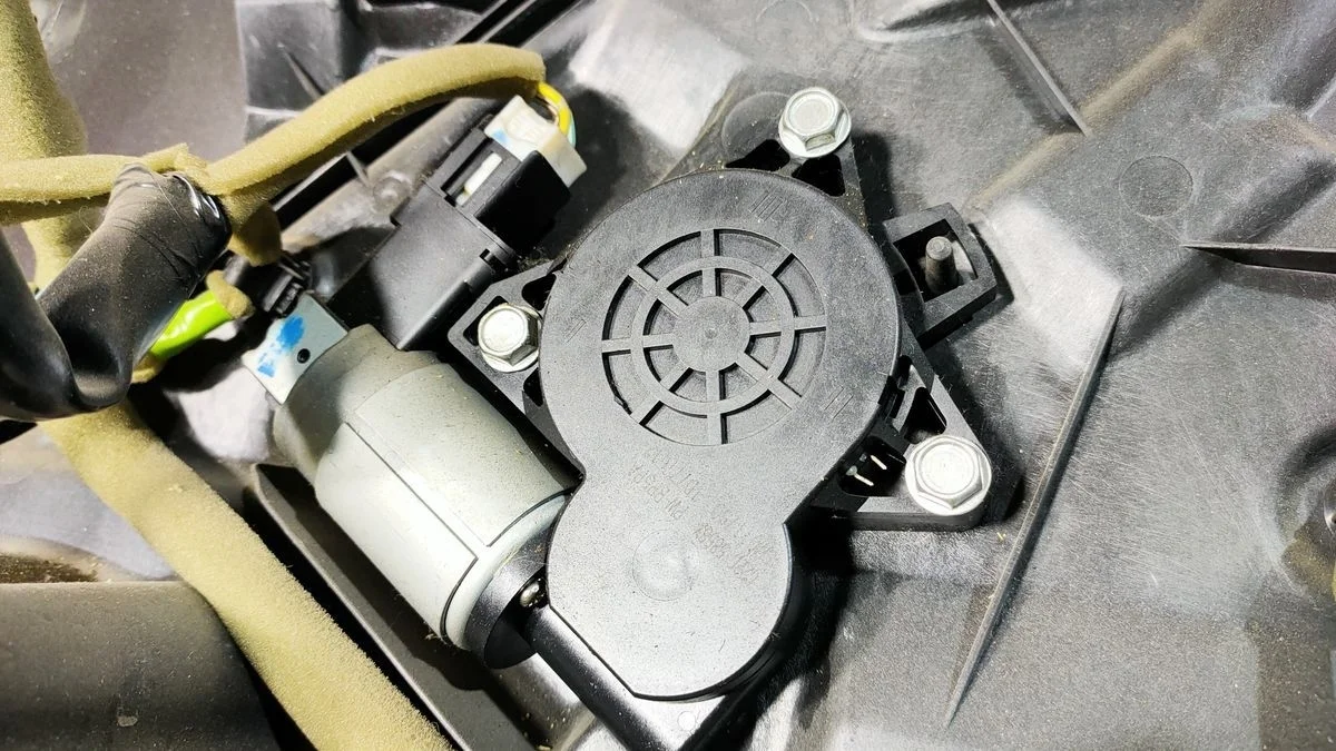 Стеклоподъемник электр. передний правый для Mazda