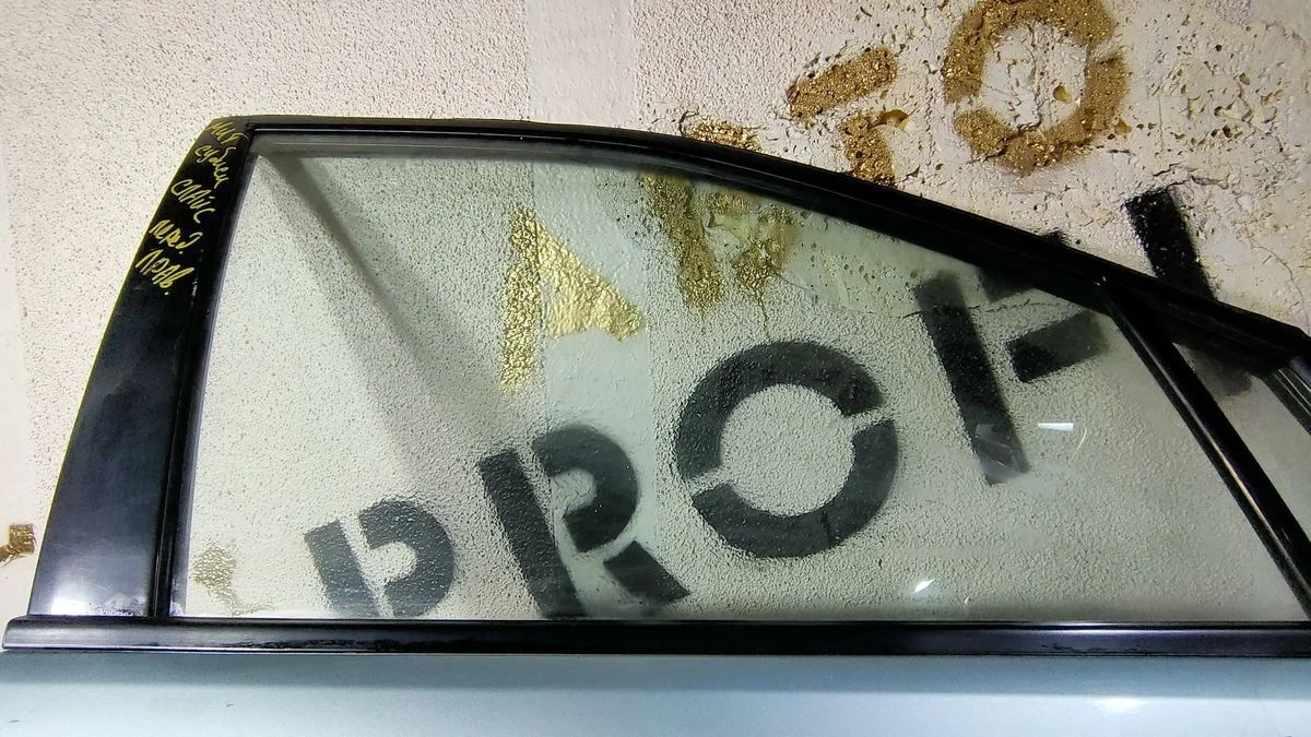 Стекло двери передней правой Mitsubishi Wagon III