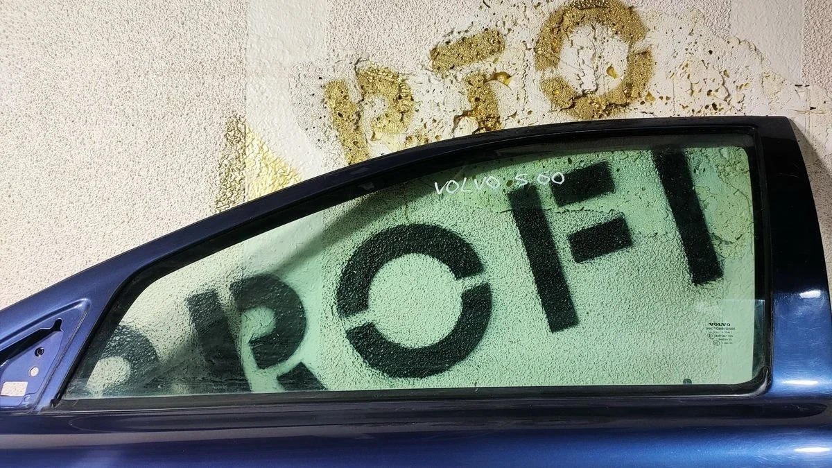 Стекло двери передней левой Volvo S60 I