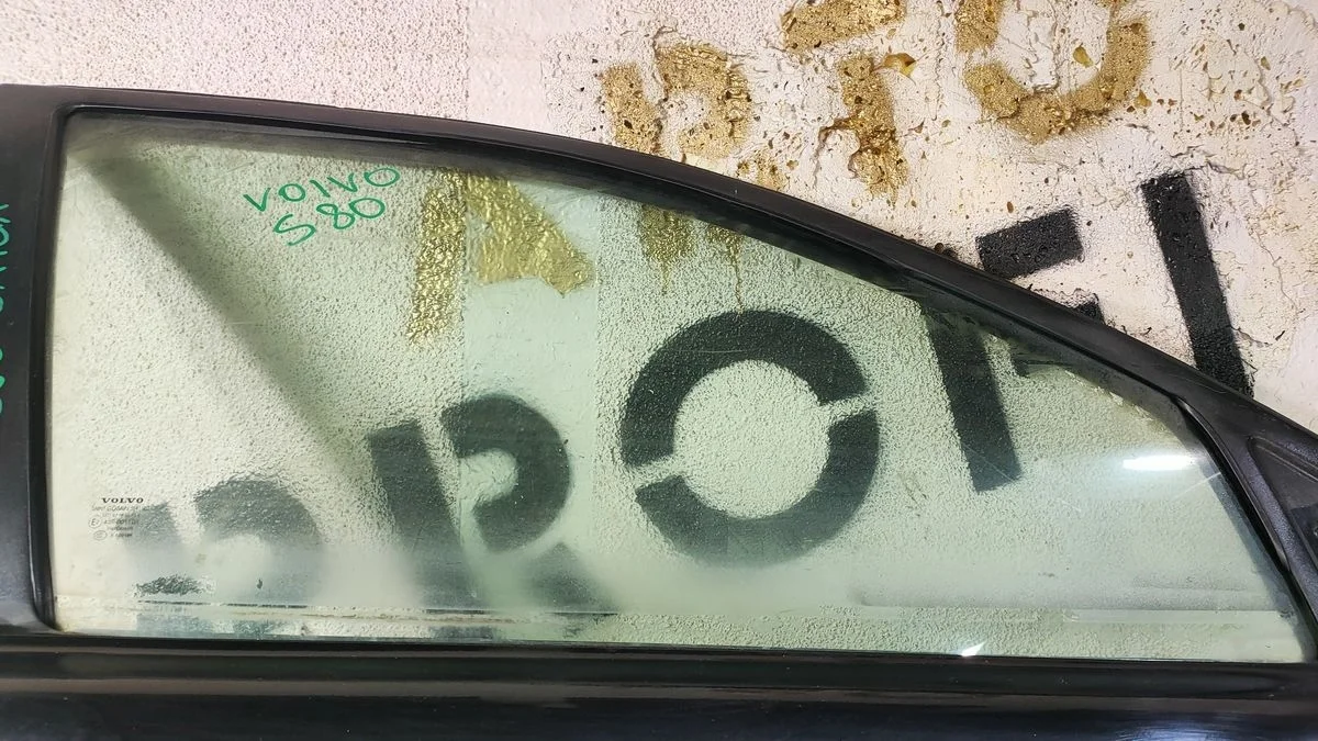 Стекло двери передней правой Volvo S80 I