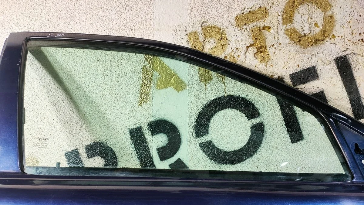 Стекло двери передней правой Volvo S80 I