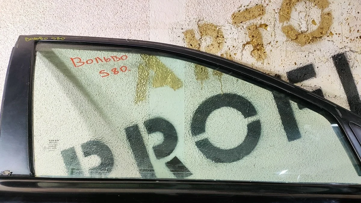 Стекло двери передней правой Volvo S80 I