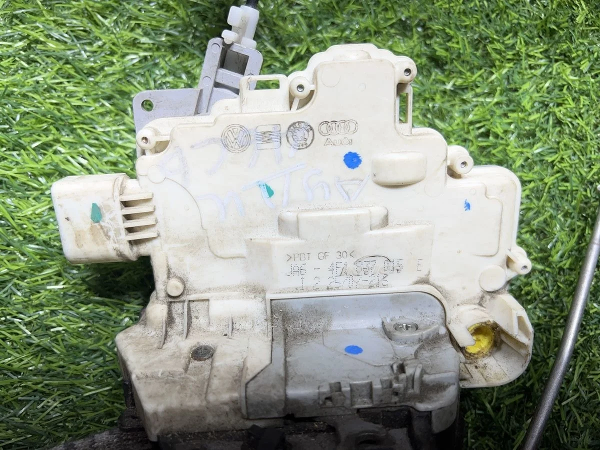 Замок двери передней левой Audi A8