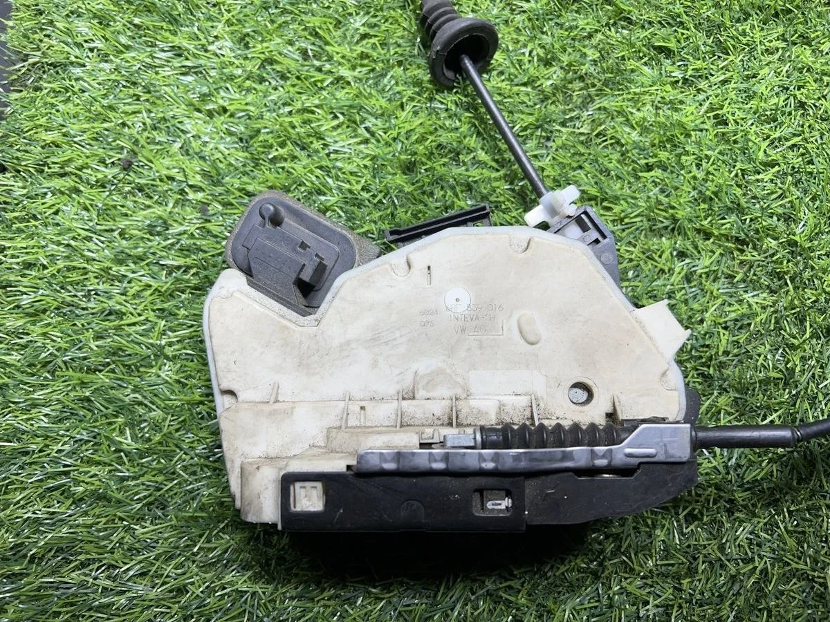 Замок двери задней правой Volkswagen Polo