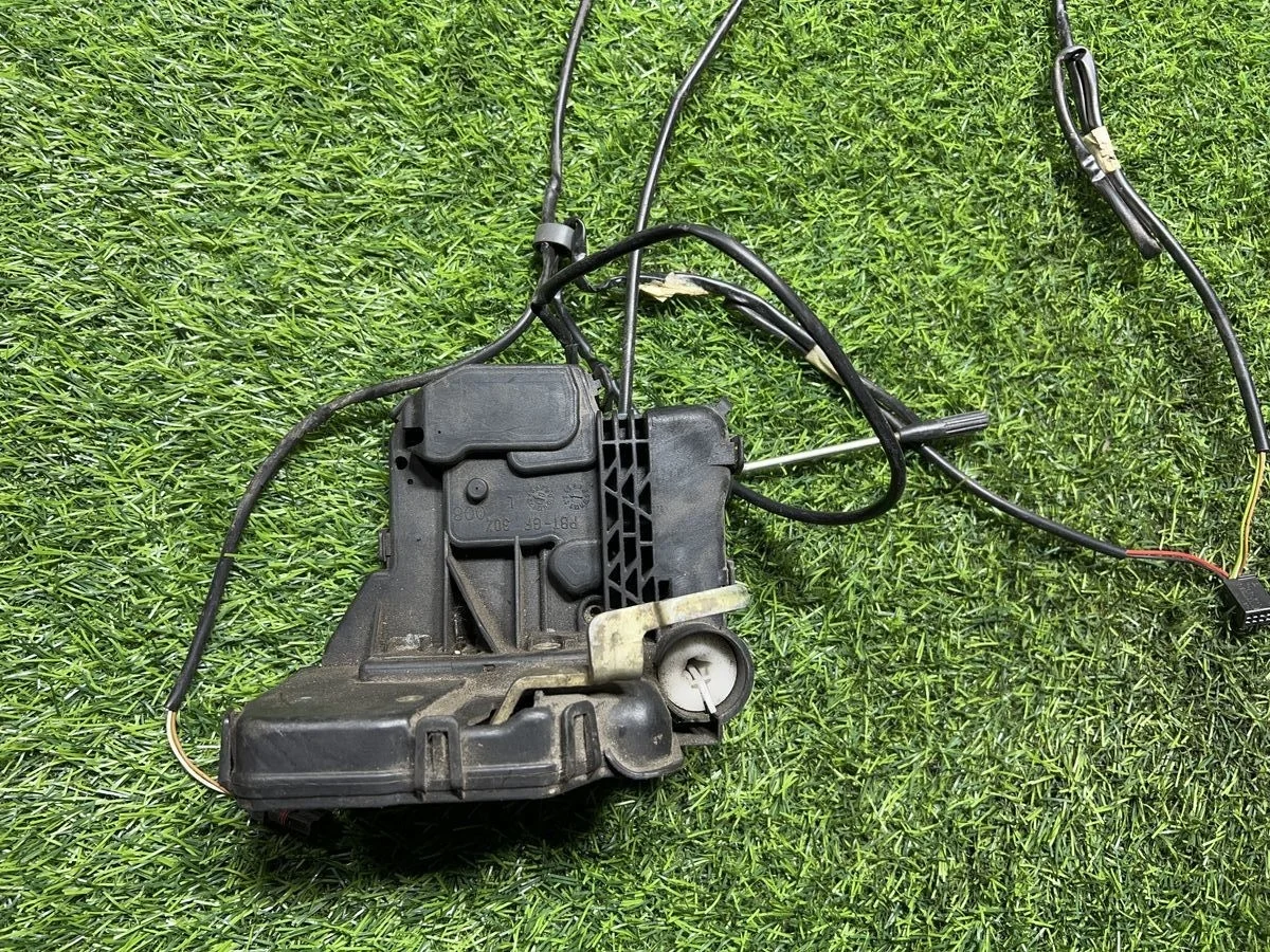 Замок двери Mercedes-Benz C-Class