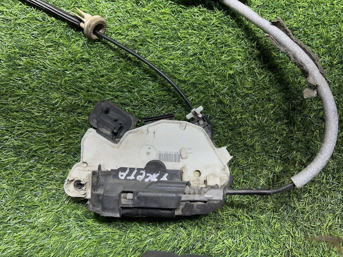 Замок двери Volkswagen Jetta