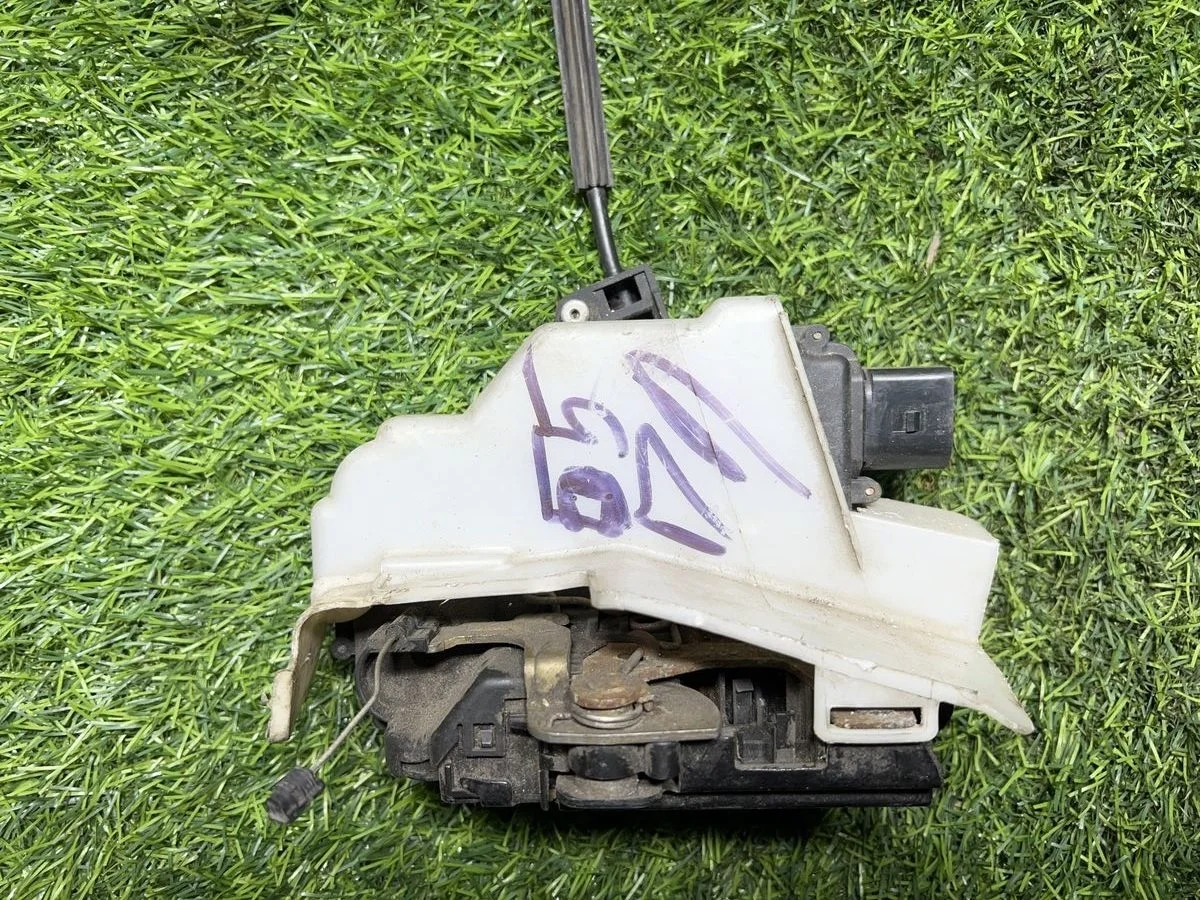 Замок двери Volkswagen Passat