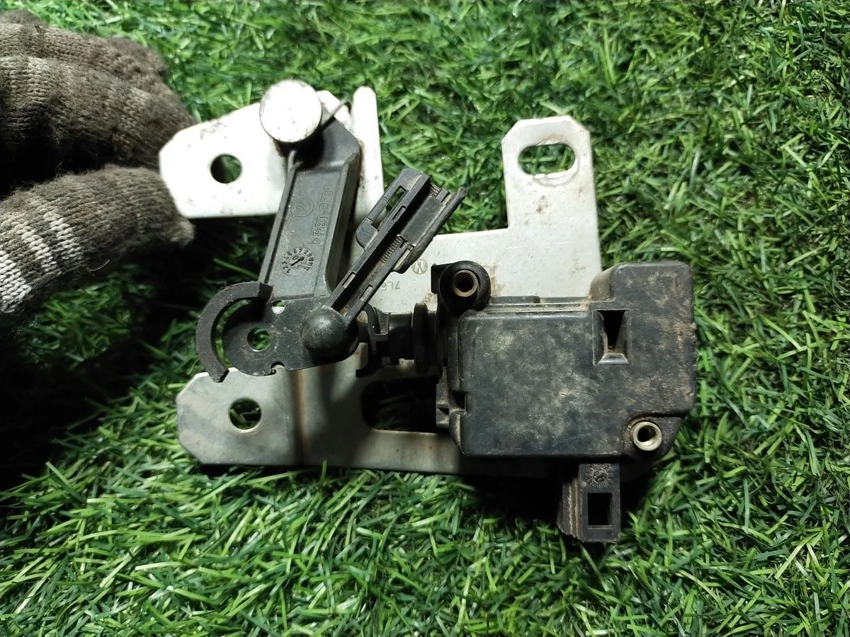 Сервопривод замка багажника Volkswagen Touareg I