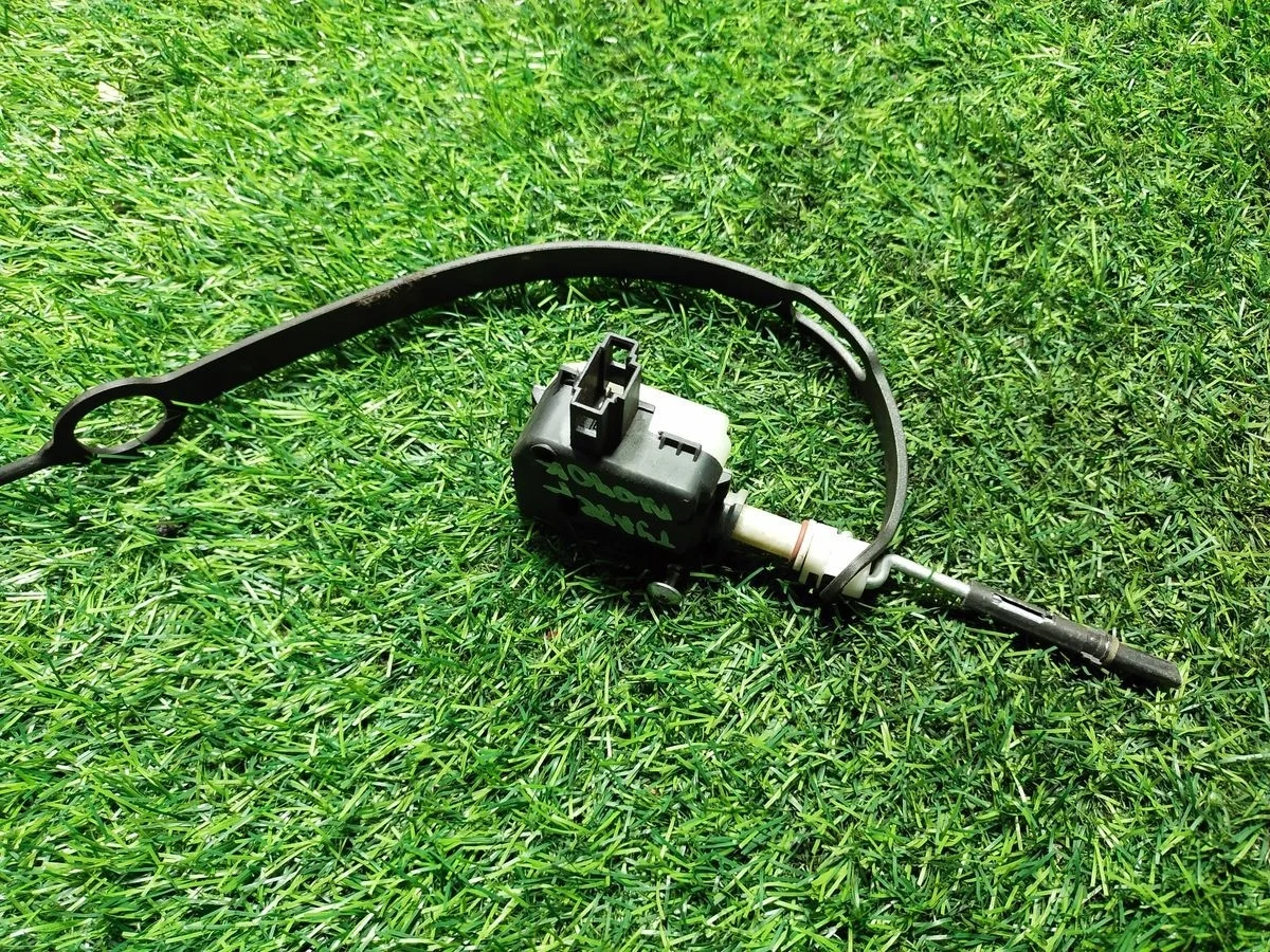 Замок лючка бензобака Volkswagen Touareg (GP) I