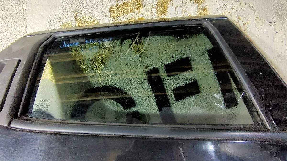 Стекло двери задней правой для Nissan Juke I