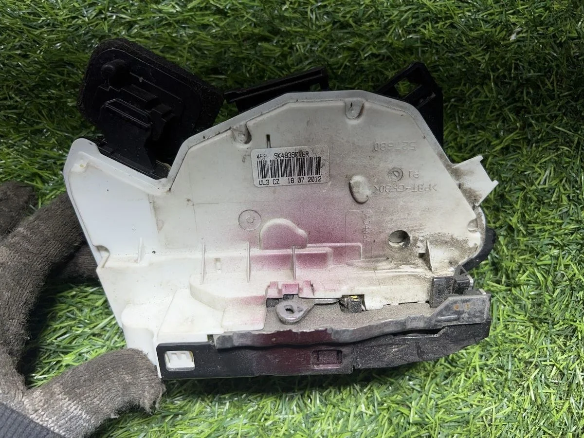 Замок двери задней правой Volkswagen Polo
