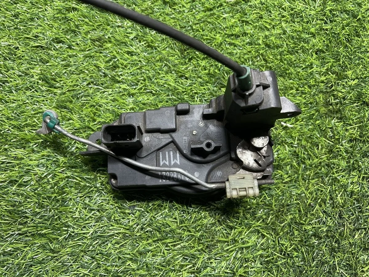 Замок двери передней правой Opel Astra H