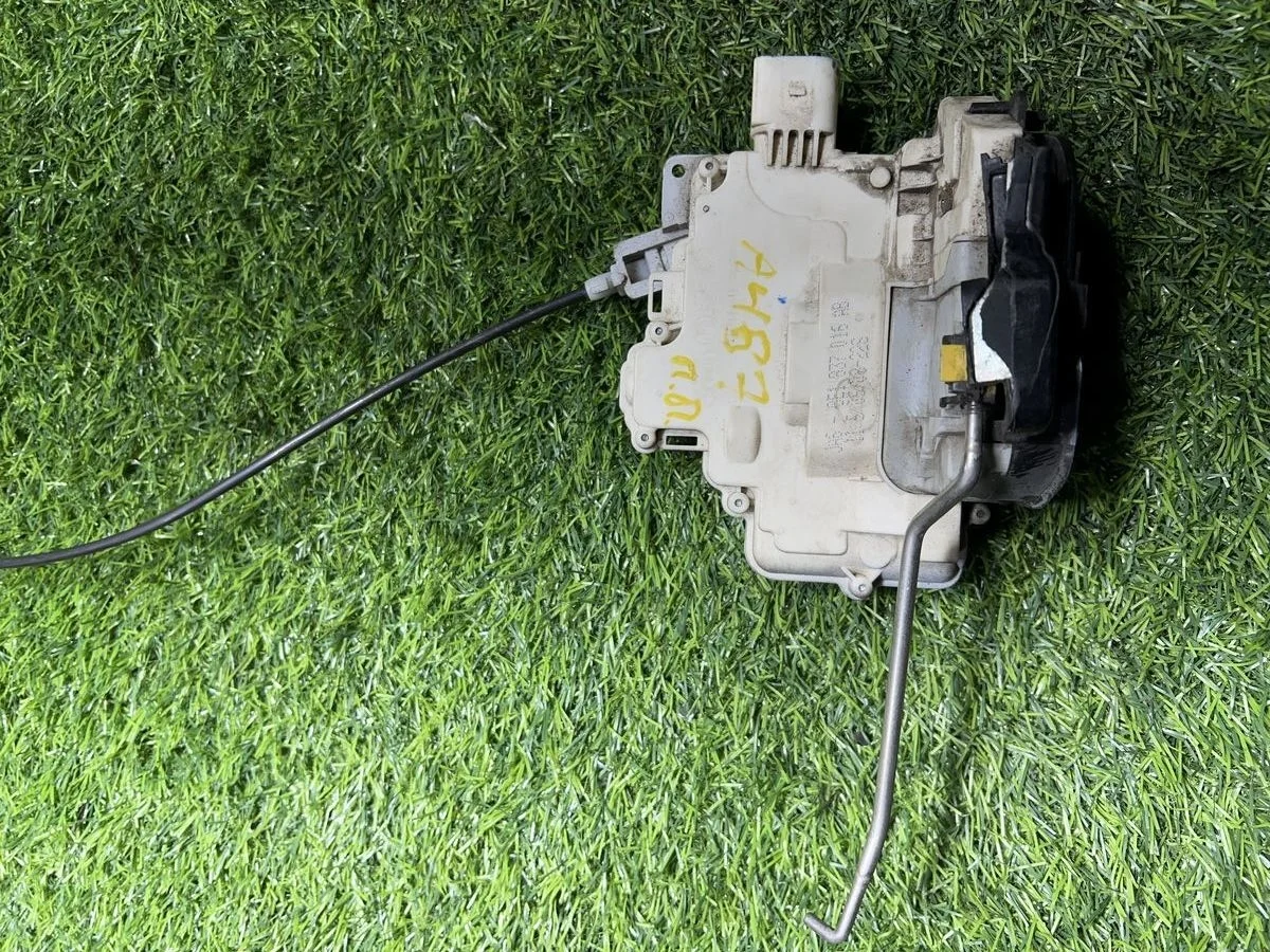 Замок двери передней правой Audi A4