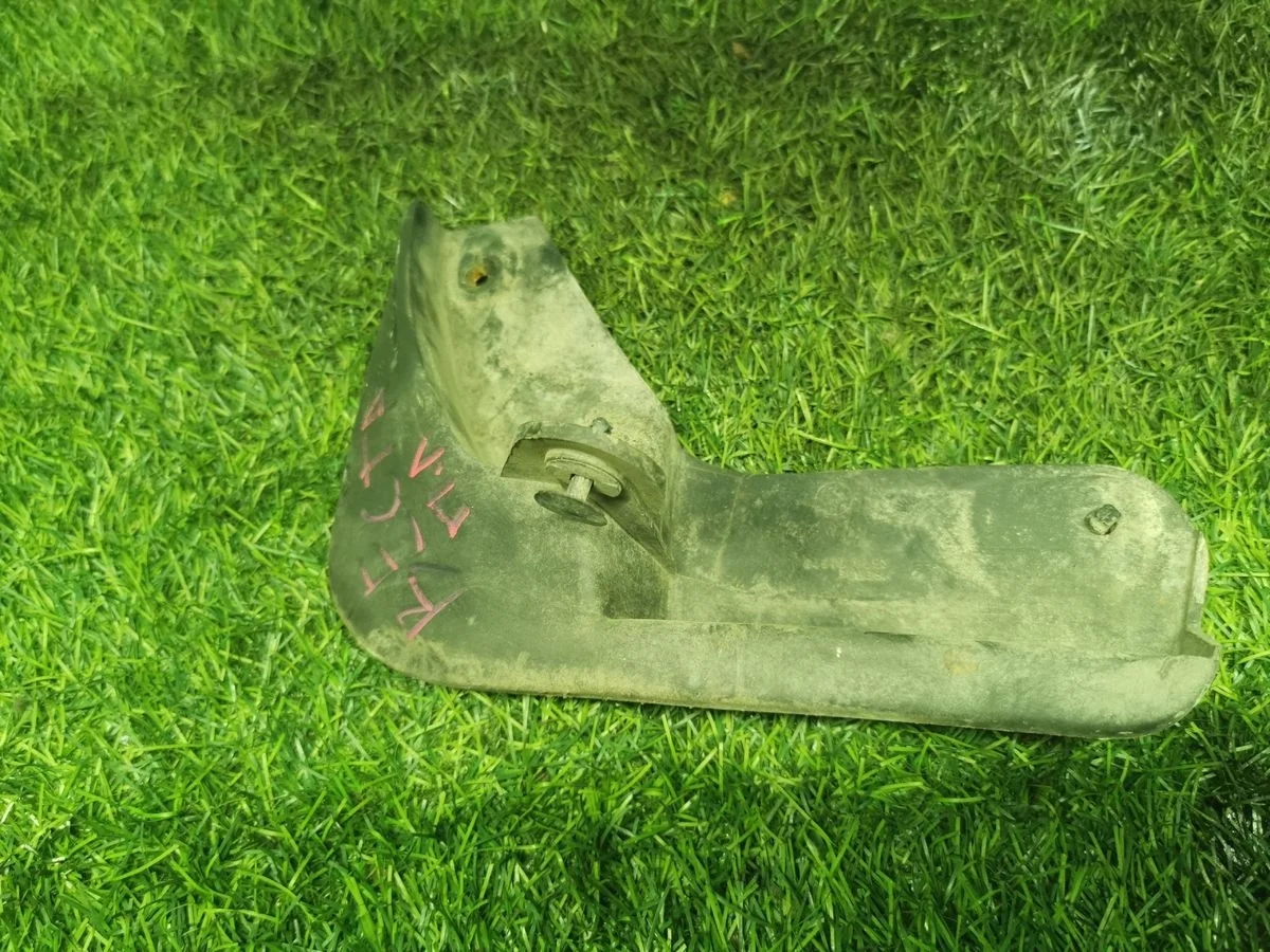 Брызговик передний правый Lada