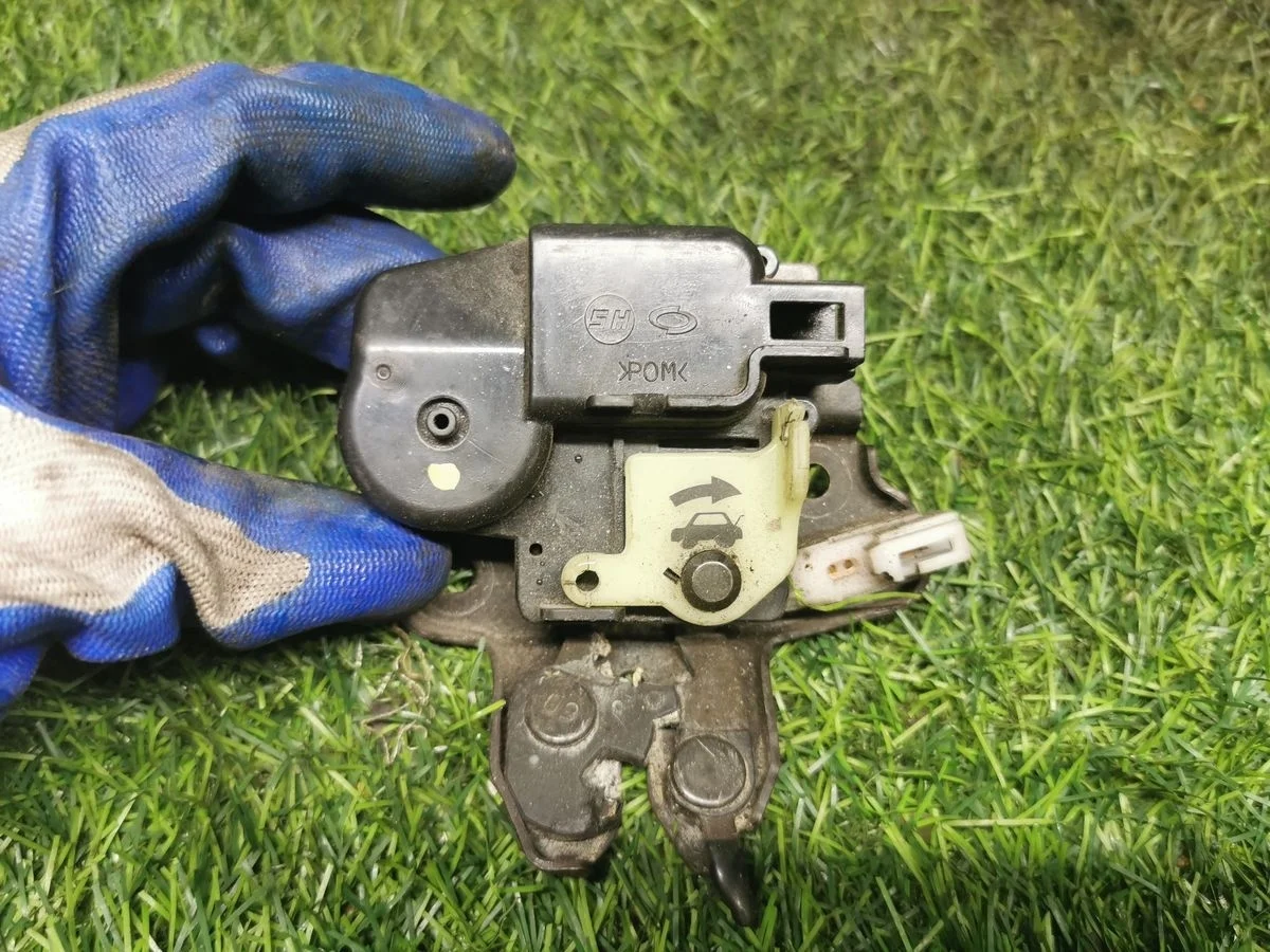 Замок капота Nissan Almera Classic