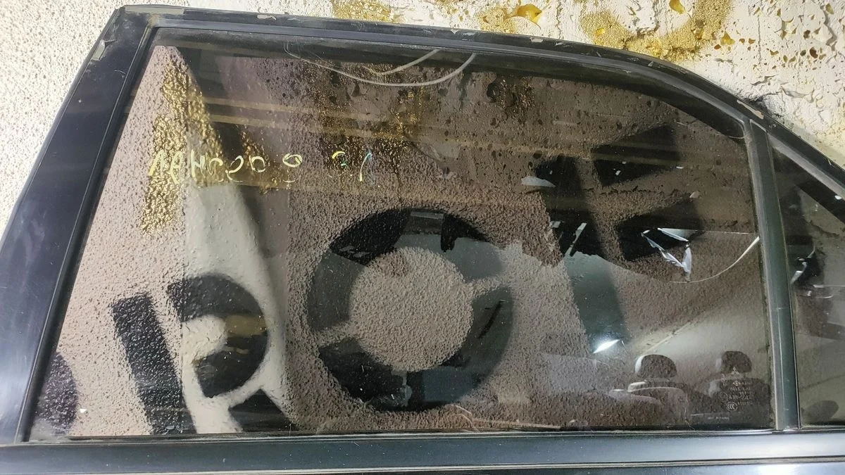стекло задней левой двери  mitsubishi Lancer IX