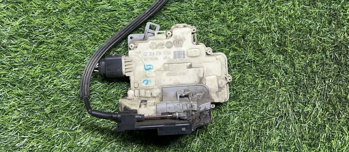 Замок двери задний левый Volkswagen Passat