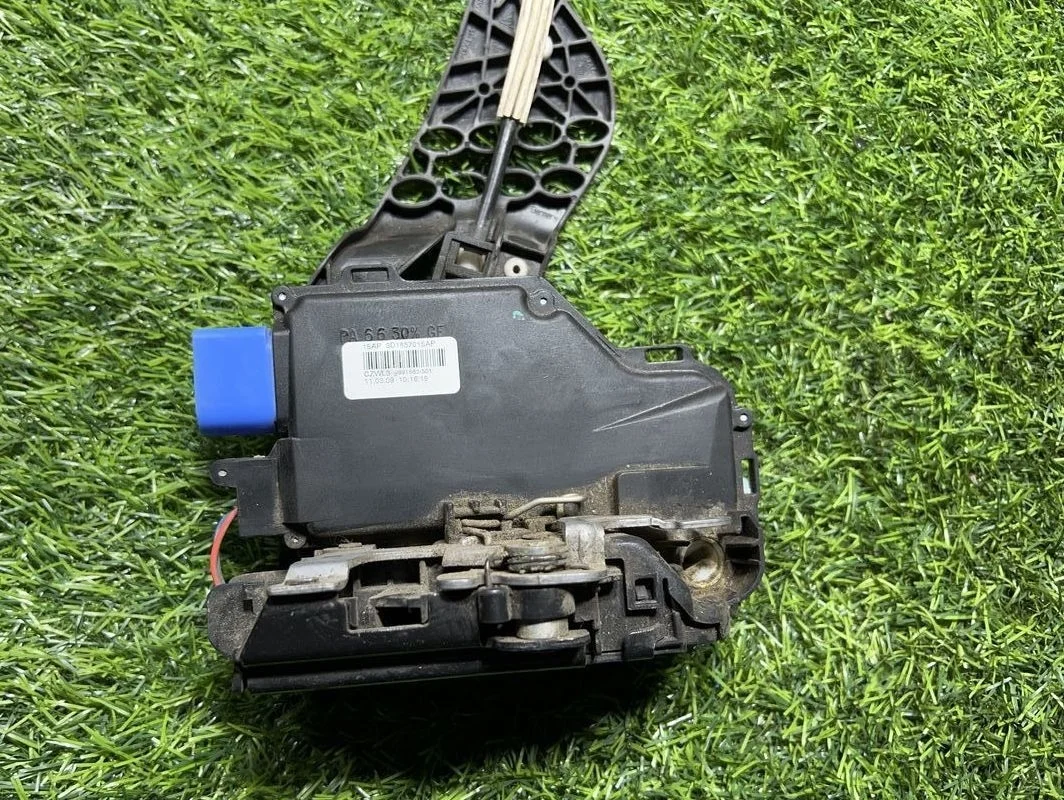 Замок двери передней левой Skoda Octavia