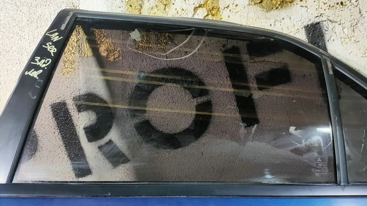 стекло задней левой двери  mitsubishi Lancer IX