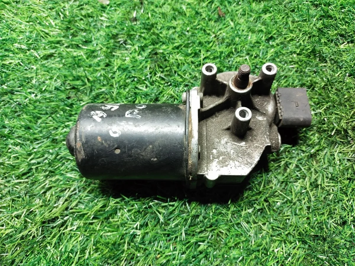 Моторчик стеклоочистителя передний Audi A6