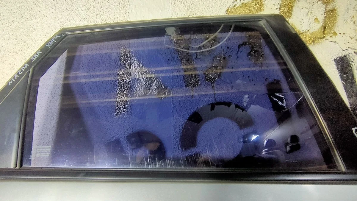 Стекло двери задней правой Mazda 3 BK