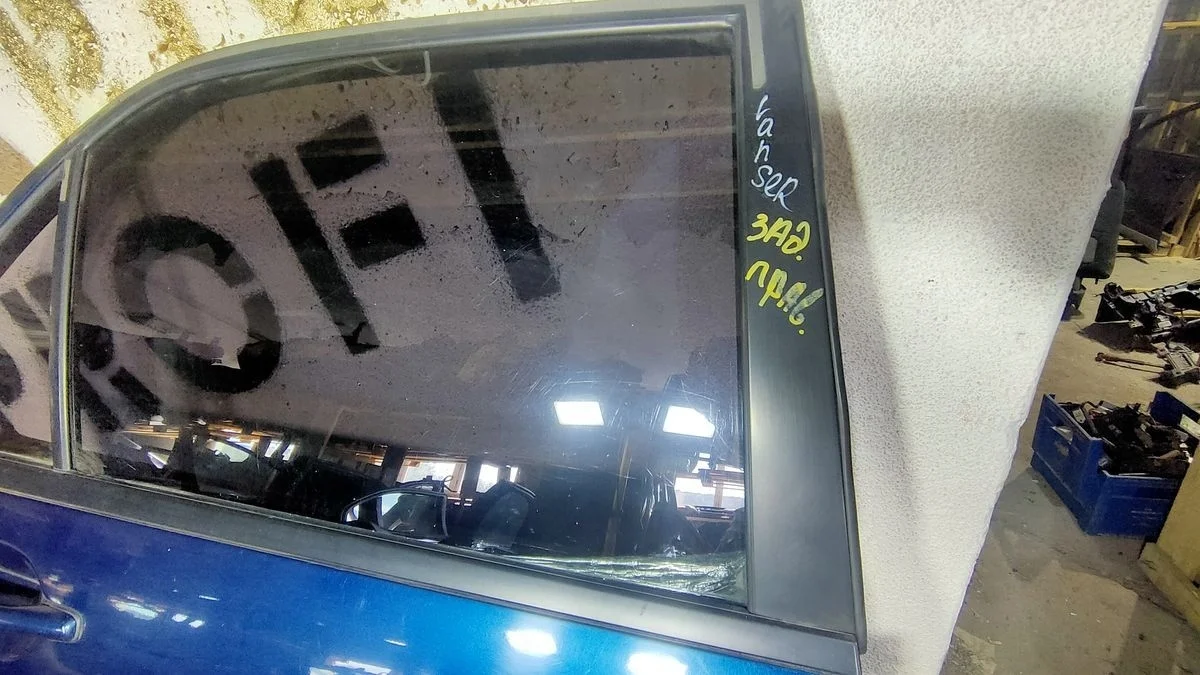 стекло задней правой двери  mitsubishi lancer 9