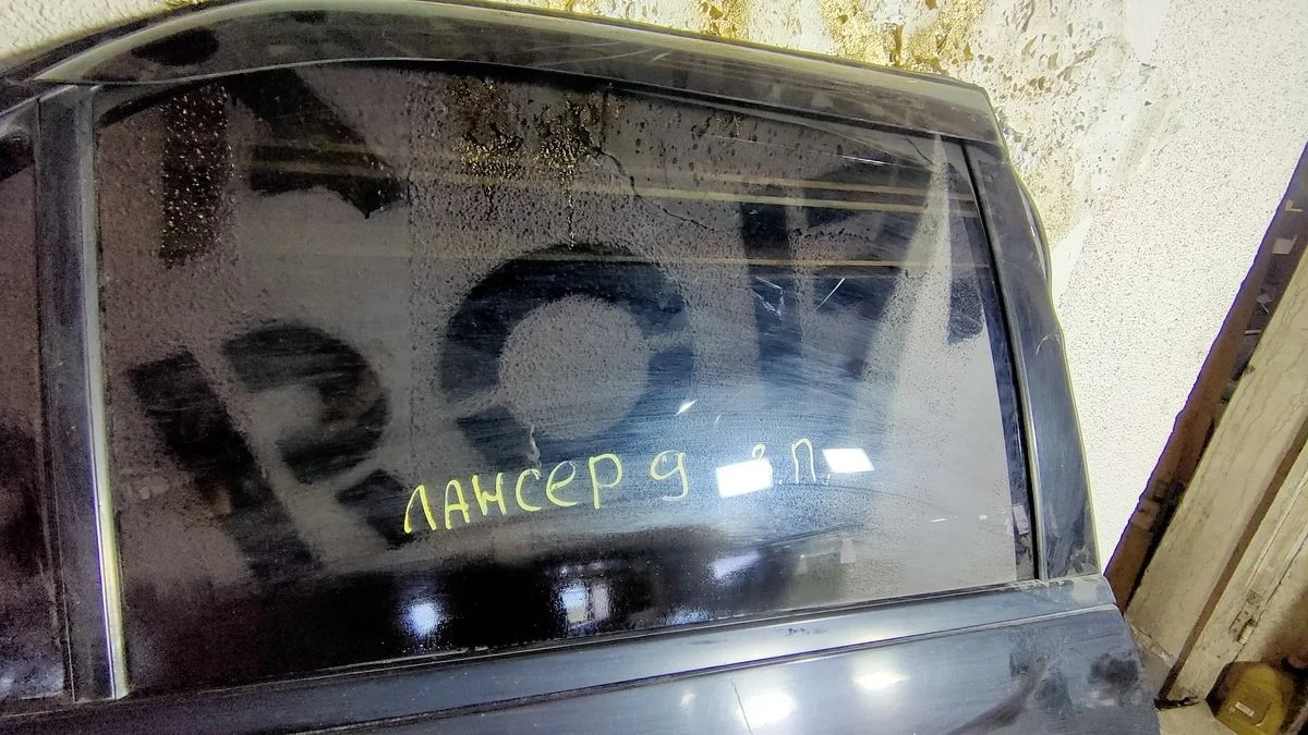 стекло задней правой двери  mitsubishi lancer 9