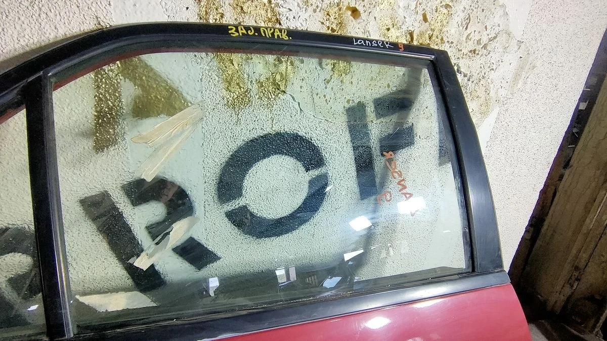 стекло задней правой двери  mitsubishi lancer 9