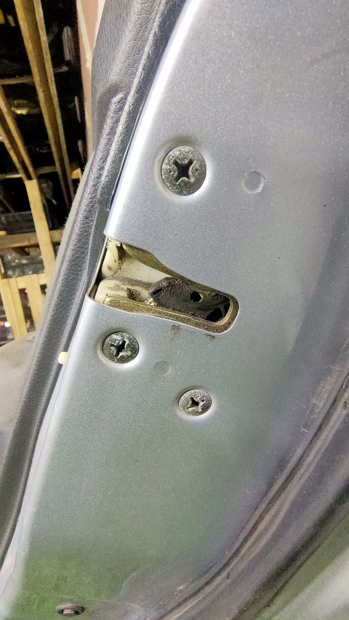 Замок двери передней правой Mitsubishi Lancer 9