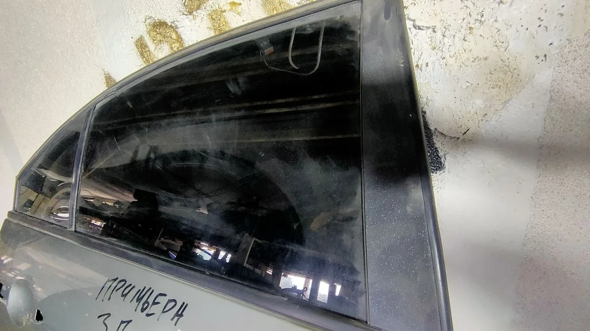 Стекло двери задней правой  Nissan Primera P12