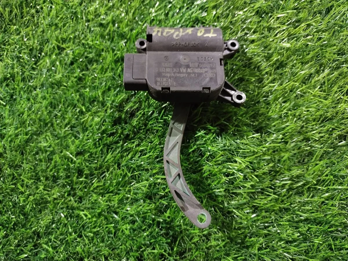 Моторчик заслонки отопителя Volkswagen Touran I