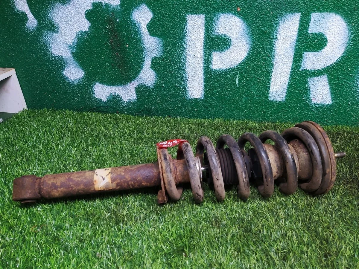 Амортизатор передний прав. Mitsubishi Montero