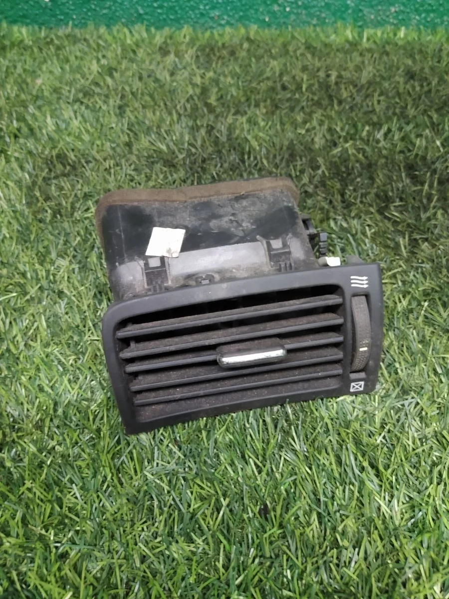 Дефлектор воздуховода Toyota Avensis T250 (2003—2006)