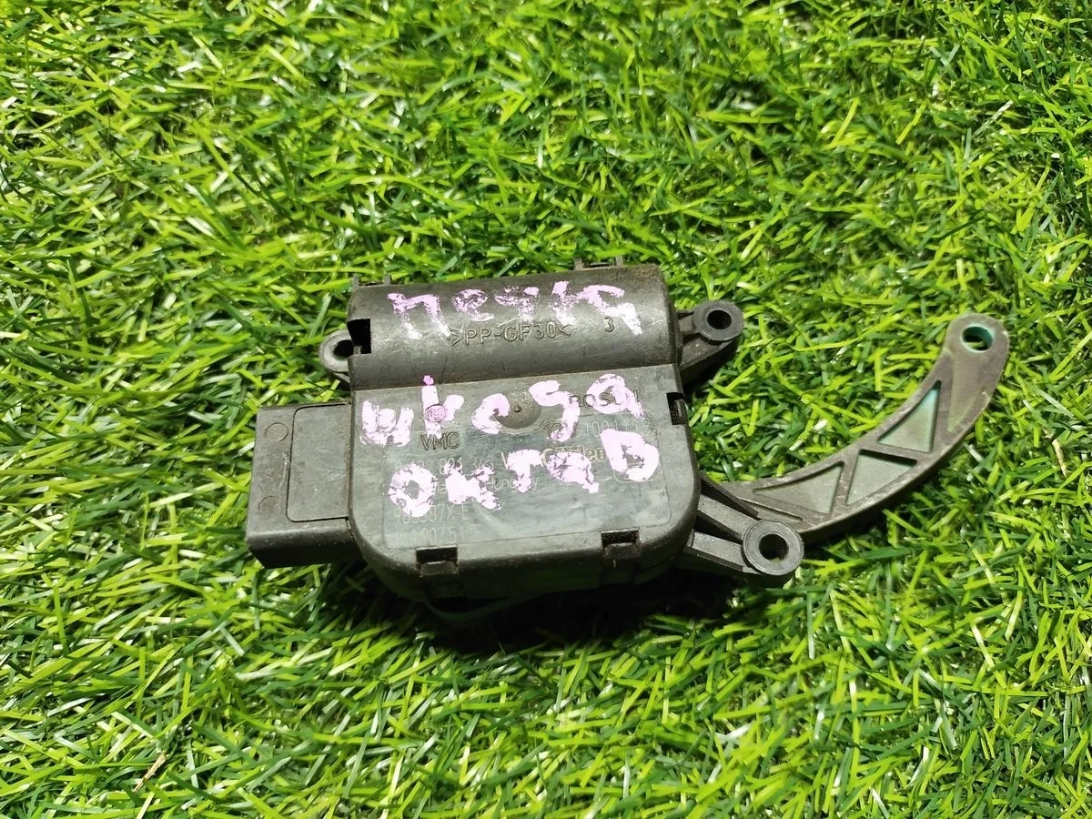 Моторчик заслонки отопителя Skoda Octavia (A5) II