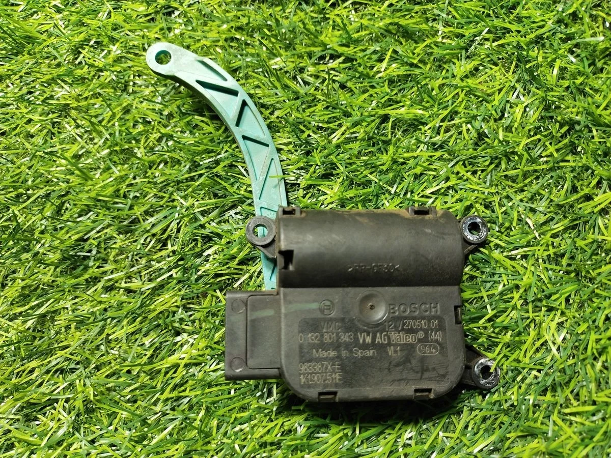 Моторчик заслонки печки Skoda Octavia (A5) II