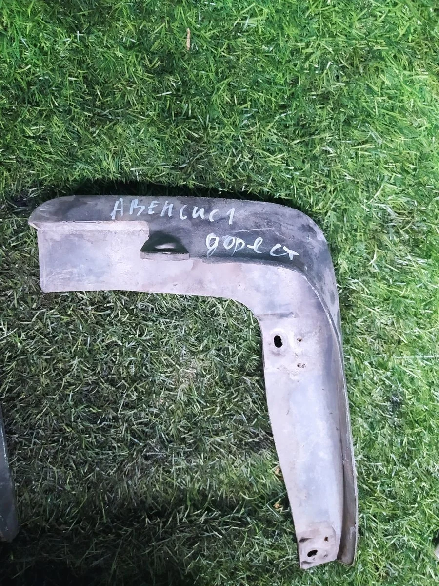 Брызговик Toyota Avensis T220 (1997—2000)