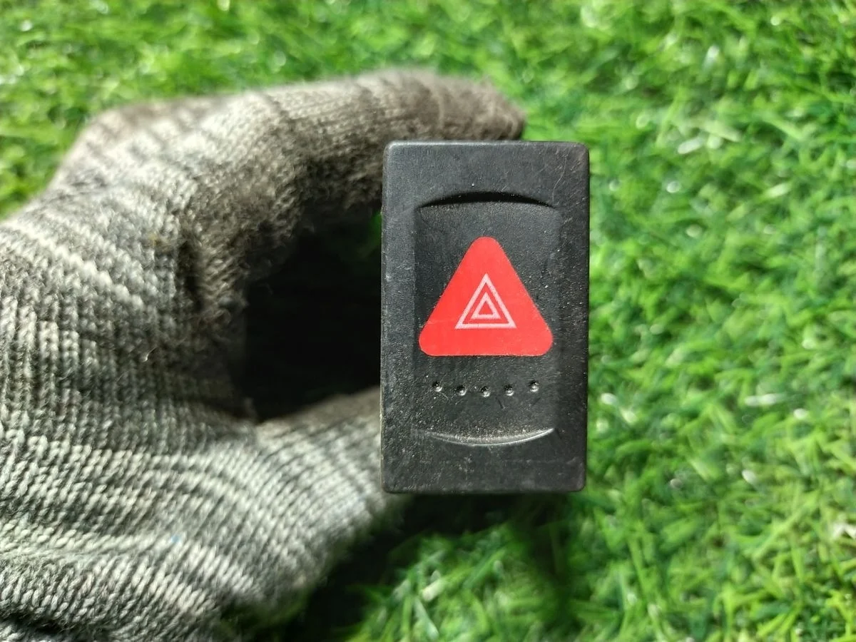 Кнопка аварийной сигнализации Volkswagen Passat V