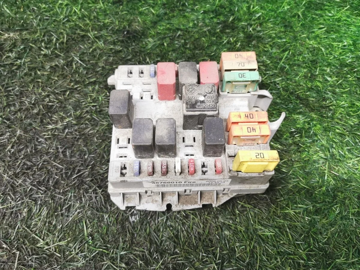 В наличии: Блок предохранителей Fiat Albea.