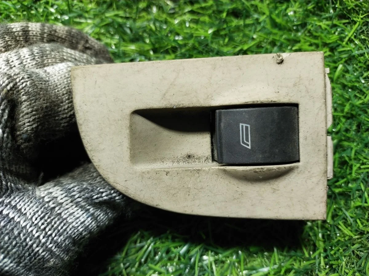 Кнопка стеклоподъемника Audi A6 C5 (1997—2001)