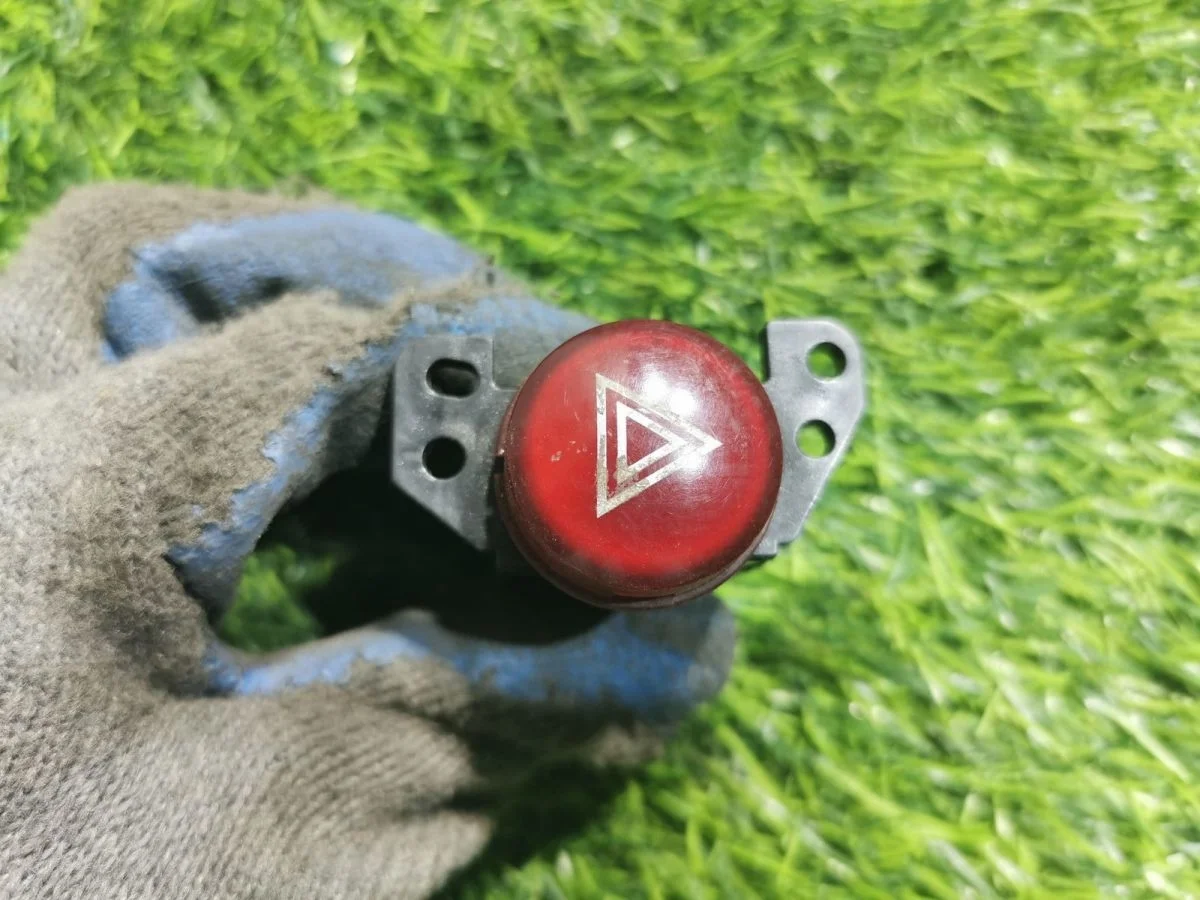 Кнопка аварийной сигнализации Mitsubishi