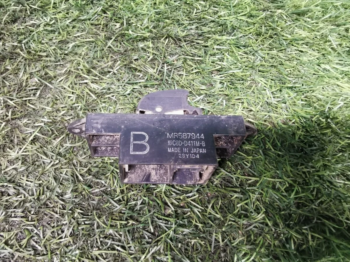 Кнопка стеклоподъемника Mitsubishi,п. п. Mitsubish