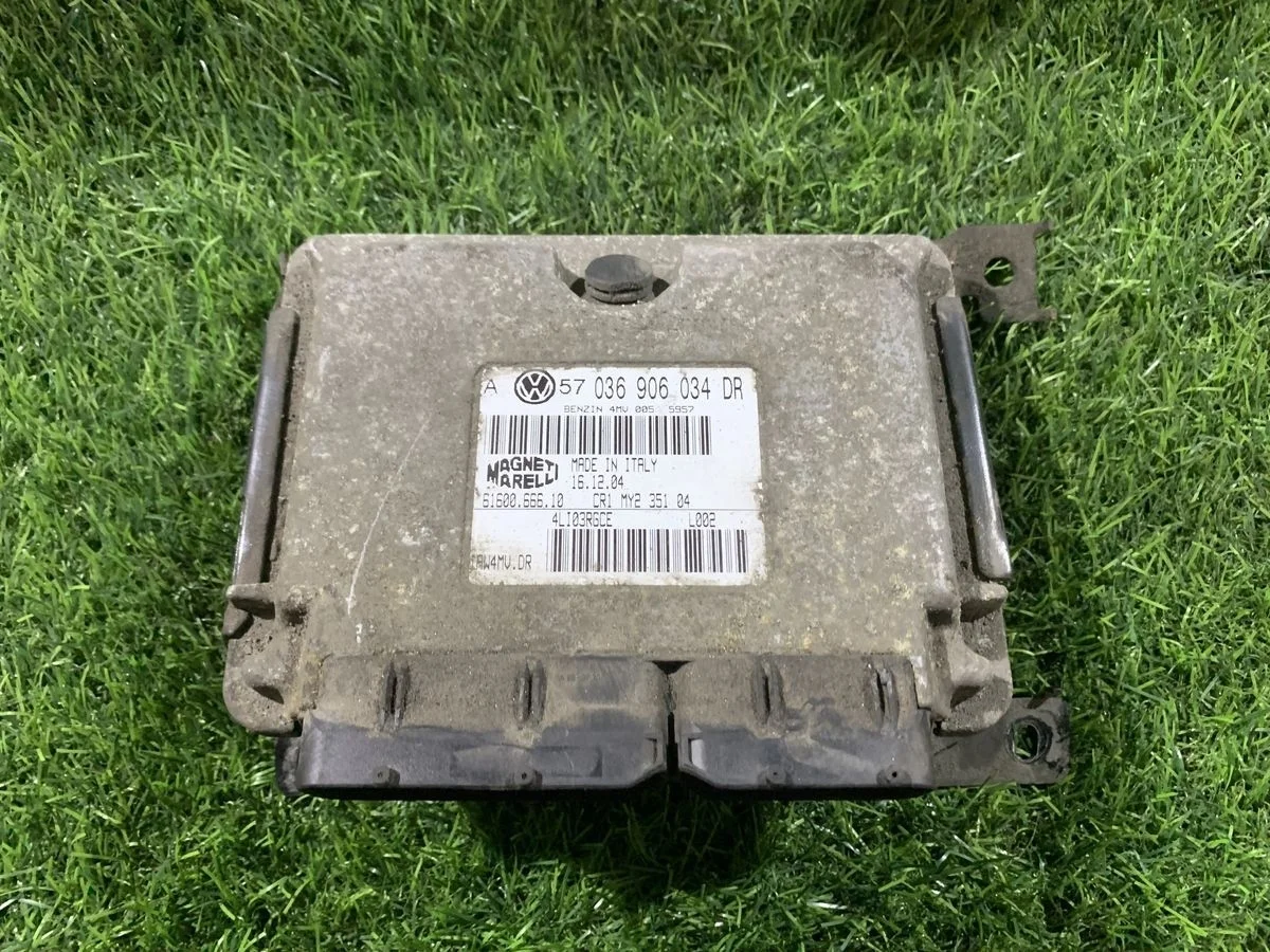 Блок управления двигателем Volkswagen Golf 4