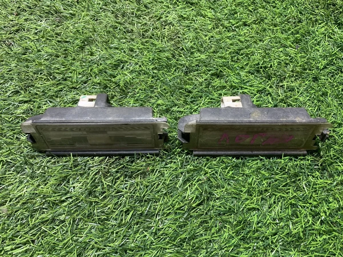 Фонарь подсветки номера Renault Logan